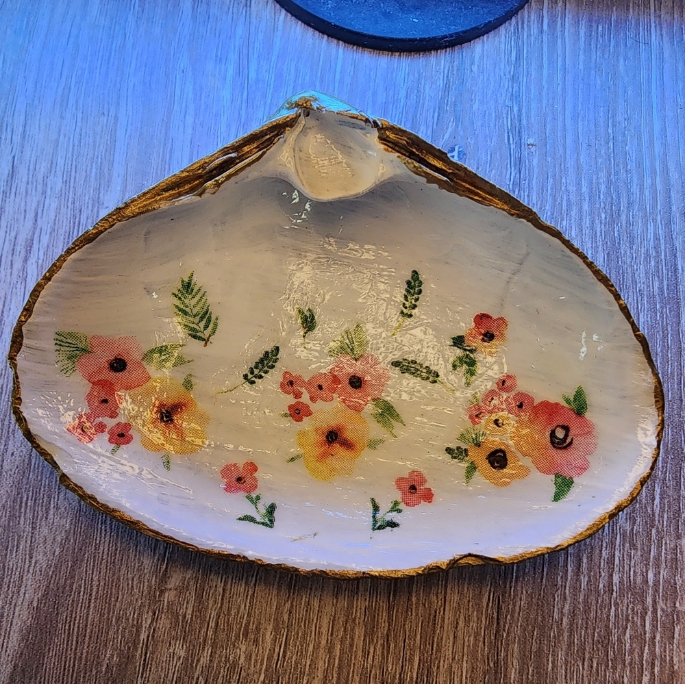 Decoupage Clam Shell - Picture 2 of 7